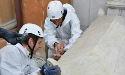 Des experts médico-légaux ouvrent une tombe dans le cimetière allemand du Vatican le 11 juillet 2019, dans le cadre des recherches de l'adolescente disparue Emanuela Orlandi