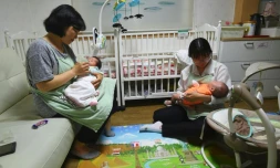 Des assistantes maternelles s'occupent de bébés abandonnés dans une église du sud de Séoul, le 24 mai 2017