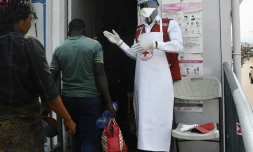 Contrôle sanitaire des voyageurs à Mpondwe, en Ouganda gagné par l'épidémie d'Ebola, le 13 juin 2019 à la frontière avec la RDC
