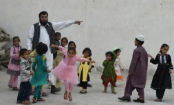 Le père de famille pakistanais Sardar Jan Mohammad Khilji entouré de certains de ces enfants à Quetta le 23 mars 2016