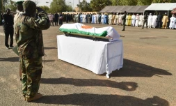 Un soldat présente ses respects à un officier tué par Boko Haram lors d'une précédente attaque dans la région de Diffa, près de la frontière entre le Niger et le Nigeria, à Niamey, le 19 mars 2016
