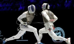 Le fleurettiste français Enzo Lefort (g) champion du monde à Budapest en battant le Britannique Marcus Mepstead le 20 juillet 2019