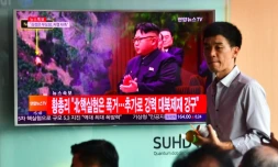Des Sud-Coréens regardent à la télévision des images du leader nord-coréen Kim Jong-Un après le tir d'un 5e essai nucléaire de Pyongyang, le 9 septembre 2016 à Séoul