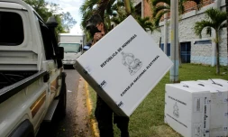 Un militaire transporte du matériel électoral pour l'élection présidentielle le 27 novembre 2021 à Tegucigalpa, au Honduras