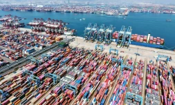 Des conteneurs prêts à l'exportation dans le port de Qingdao, en Chine, le 15 avril 2025