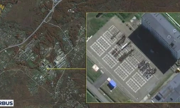 Image satellite d'Airbus Defence and Space diffusée le 18 octobre 2024 par le Service de renseignement sud-coréen (NIS) montrant une installation militaire russe à Oussouriisk, et des personnels nord-coréens rassemblés sur un terrain d'entraînement, le 16 octobre 2024