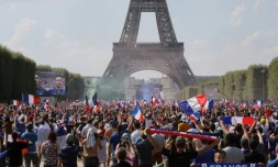 Les supporters de la France euphoriques dans la fan zone du Champ de Mars lors du but français face à la Croatie le 15 juillet 2018