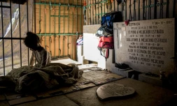 Une fillette se repose dans un abri de fortune dans le cimetiÚre de Caracas, le 10 février 2021