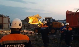 Photo diffusée le 15 août 2023 par le ministÚre russe des Urgences de secouristes sur les lieux d'un incendie aprÚs une explosion d'une station-service à Makhachkala, au Daguestan