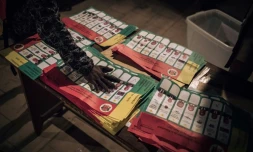 Un responsable de la Commission électorale compte des bulletins de vote pour l'élection présidentielle au Congo, au conseil municipal de Poto-Poto, à Brazzaville, le 21 mars 2021