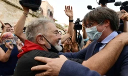 L'ex-président de Catalogne Carles Puigdemont (d) prend un bain de foule à Alghero, le 25 septembre 2021 en Sardaigne