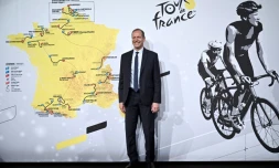 Le directeur du Tour de France Christian Prudhomme devant la carte du parcours de l'édition 2025 dévoilée le 29 octobre 2024 à Paris