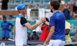 Jannik Sinner (à gauche) est félicité par Daniil Medvedev à l'issue de leur match à Miami, le 29 mars 2024