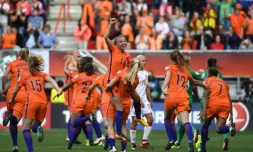 Les Néerlandaises exultent après avoir gagné la finale de l'Euro face au Danemark, le 6 août 2017 à Enschede aux Pays-Bas