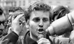Daniel Cohn-Bendit prend la parole lors de la manifestation du 13 mai 1968 à Paris