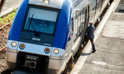 Un contrĂŽleur d'un TER en gare de Hazebrouck le 22 mai 2014