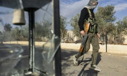 Un combattant rebelle dans une base militaire à Damas, le 26 décembre 2024.