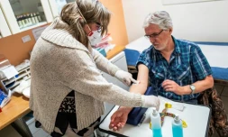 Le docteur Ulrike Leimer-Lipke pratique un test sérologique sur Lothar Kopp dans une clinique de Berlin le 7 avril 2020
