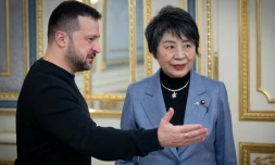 Photo émanant des services de la présidence ukrainienne transmise le 7 janvier 2024 montrant la cheffe de la diplomatie japonaise Yoko Kamikawa (D) et le président ukrainien Volodymyr Zelensky avant des discussions à Kiev