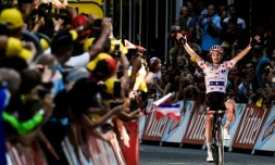 Le bonheur de Julian Alaphilippe, vainqueur de la 16e étape du Tour à Bagnères-de-Luchon, le 24 juillet 2018 