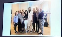 Le Suédois Johan Gustafsson (c) entouré par sa famille à son arrivée en Suède, sur une photo projetée lors d'une conférence de presse du gouvernement suédois, le 26 juin 2017 à Stockholm