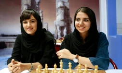 Les joueuses d'échec iraniennes, Mitra Hejazipour et Sara Khademalsharieh, devant un échiquier dans une salle de la Fédération d'échecs, le 10 octobre 2016 à Téhéran