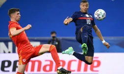 L'attaquant français Kylian Mbappé (d) ouvre le score lors du match amical contre le Pays de Galles, à Nice, le 2 juin 2021