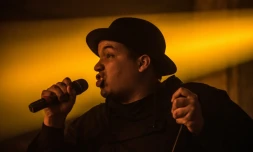 Greg Beaudin, rappeur canadien des groupes Brown et Dead Obies, surnommé Snail Kid, lors d'un concert à Montréal le 1er avril 2016