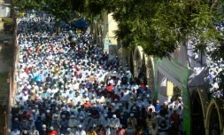 Des manifestants répondant à l'appel d'un parti islamiste s'apprêtent à défiler contre la France et le président Emmanuel Macron, à Dacca le 30 octobre 2020