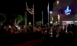 Des touristes attendent après un tremblement de terre devant l'hôtel Marmara de Theologos, à 30 km de Rhodes le 20 juillet 2017