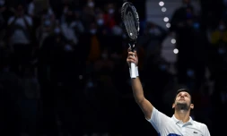 Le Serbe Novak Djokovic célèbre sa victoire sur le Britannique Cameron Norrie lors de leur match du premier tour des ATP Finals au Pala Alpitour de Turin, le 19 novembre 2021