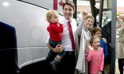 Justin Trudeau, sa femme Sophie Grégoire et leurs enfants Ella Grace, Hadrien et Xavier, à Montréal le 19 octobre 2015
