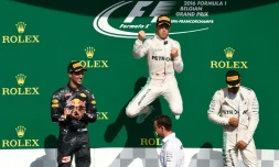 L'Allemand Nico Rosberg (Mercedes) saute de joie sur le podium après sa victoire au GP de Belgique sur le circuit de Spa-Francorchamps, le 27 août 2016