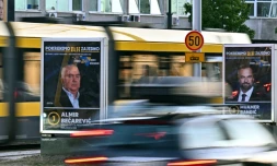 Des affiches électorales de divers partis et candidats bordent les rues de Sarajevo, le 30 septembre 2026, à quelques jours des élections générales
