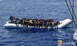 Photo fournie par la Marine italienne montrant une opération de sauvetage de migrants en Méditarranée au large des cÎtes libyennes, le 23 juin 2016