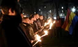 Des membres du mouvement d'extrême droite italien CasaPound marchent avec des torches à Milan, le 11 février 2018 