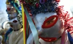 Des membres du groupe folklorique "Mosoaiele" dans le village de Luncavita en Roumanie, le 13 décembre 2015 