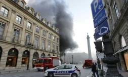 De la fumée place Vendôme en raison d'un incendie dans un parking du Ritz le 8 mars 2012 à Paris