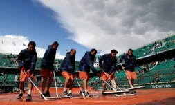 Evacuation de l'eau sur le court central de Roladn-Garros après des averses, le 6 juin 2017