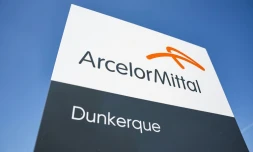 Panneau à l'entrée du son site de Dunkerque d'ArcelorMittal à Grande-Synthe, dans le nord de la France, le 1er mai 2025