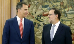 Le roi d'Espagne Felipe VI (g) et le Premier ministre espagnol Mariano Rajoy (d) dans le palllais de la Zarzuela Ă Madrid, le 28 juillet 2016