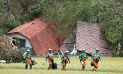 Une équipe de secours de la police japonaise dans la localité d'Astuma touchée par le séisme qui a frappé le nord du Japon, le 9 septembre 2018.
