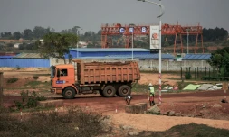 Sur le site de construction d'une route par la compagnie chinoise China Road and Bridge Corporation (CRBC)le 20 octobre 2018 Ă Antananarivo.