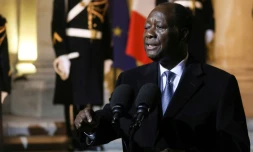 Le président ivoirien Alassane Ouattara au sortir du Palais de l'Elysée à Paris après un entretien avec le président Emmanuel Macron, le 15 février 2019
