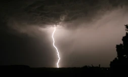 Dix-huit départements ont été placés en vigilance orange en raison de risques d'orages à partir de vendredi en début après-midi sur la région Auvergne-Rhône-Alpes et à l'est de l'Occitanie