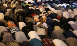 Des Palestiniens prient devant l'esplanade des Mosquées à Jérusalem, le 23 juillet 2017