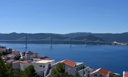 Le "pont de Peljesac" dans la baie de Mali Ston, en Croatie, le 18 juillet 2022