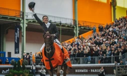 Le Français Simon Delestre sur son cheval Hermès Ryan enlève la 10e édition du Saut Hermès au Grand Palais le 24 mars 2019