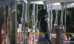 Un homme attend de se faire tester à Miami Beach, Floride, le 24 juin 2020. 