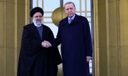 Le président turc Recep Tayyip Erdogan (d) reçoit son homologue iranien Ebrahim Raïssi, le 24 janvier 2024 à Ankara